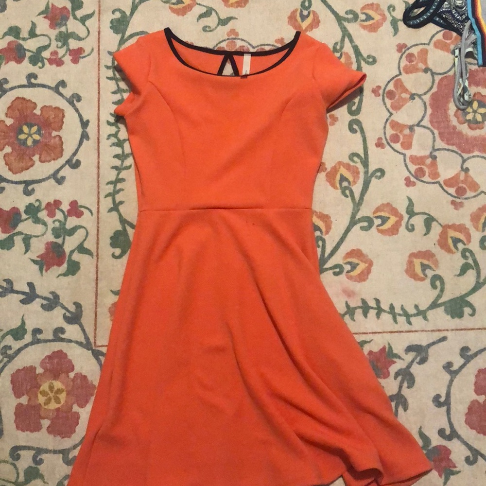 Salmon textured dress with navy outline